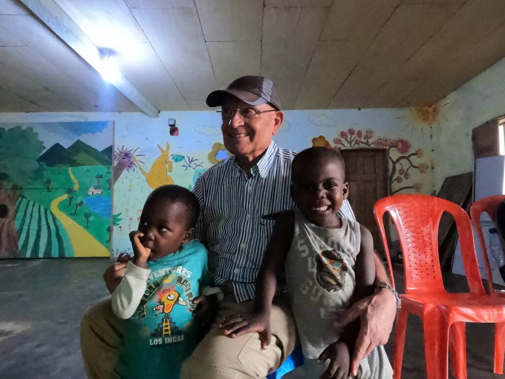 HOMBRE CON NIÑOS AFRICANOS-1