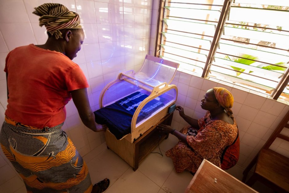 incubadora con mujer africana